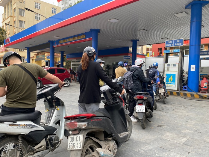 CLIP: Lo giá tăng sốc, người Hà Nội đổ xô mua xăng trước giờ G - Ảnh 3.