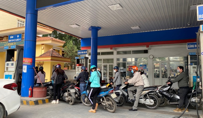 CLIP: Lo giá tăng sốc, người Hà Nội đổ xô mua xăng trước giờ G - Ảnh 4.