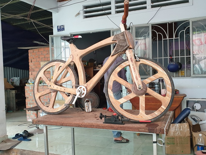 Độc đáo xe đạp gỗ của sinh viên - Ảnh 1.