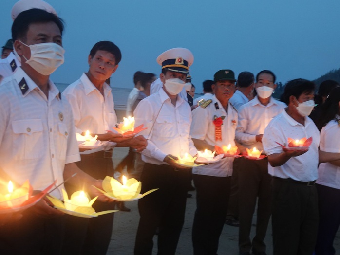 Thả hoa đăng tưởng nhớ các anh hùng, liệt sĩ hy sinh trong trận hải chiến Gạc Ma - Ảnh 1.