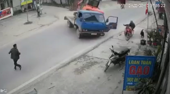 Dừng xe máy bên đường, cụ ông bị máy múc rơi từ trên xe tải xuống đè chết - Ảnh 1.