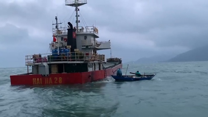 5,3 tỉ đồng trục vớt tàu và 2.250 tấn xi măng chìm ở Cù Lao Chàm - Ảnh 1.