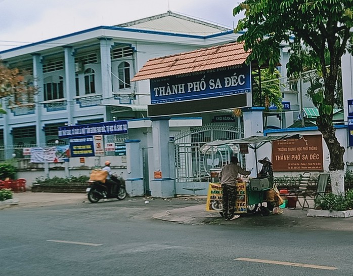 Lãnh đạo Đồng Tháp lên tiếng vụ giáo viên “tố” bị buộc ký vào học bạ trắng - Ảnh 1.