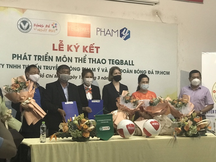 Liên đoàn Bóng đá TP HCM ký kết hợp tác phát triển môn Teqball - Ảnh 3.