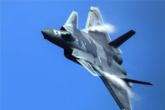 F-35 Mỹ chạm trán J-20 Trung Quốc trên biển Hoa Đông - Ảnh 1.