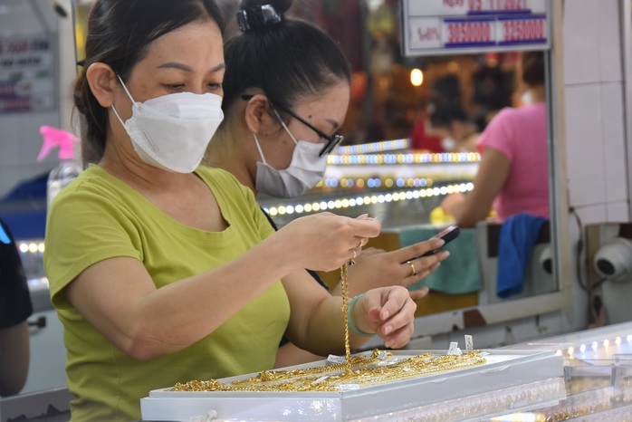 Giá vàng hôm nay 2-3: Vàng SJC lại nhảy vọt lên 67 triệu đồng/lượng - Ảnh 1.