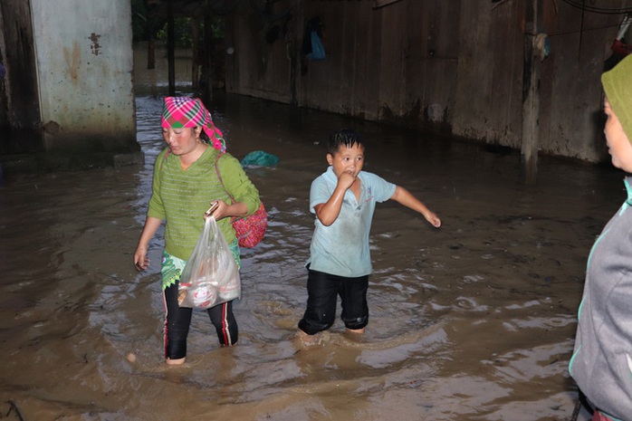 Hàng ngàn người dân vẫn chưa được di dời ra khỏi lòng hồ thủy lợi ngàn tỉ - Ảnh 2.