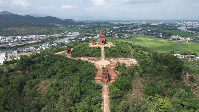 Tôn tạo tháp Bánh Ít ở Bình Định: Giám đốc sở ký nhiều văn bản lạ - Ảnh 3.