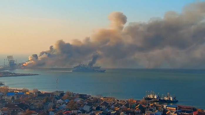 Nga tuyên bố kiểm soát TP Izyum, Ukraine nói phá hủy tàu đổ bộ Nga - Ảnh 4.