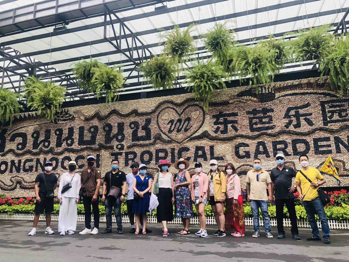 Nhộn nhịp tour đi nước ngoài - Ảnh 1.