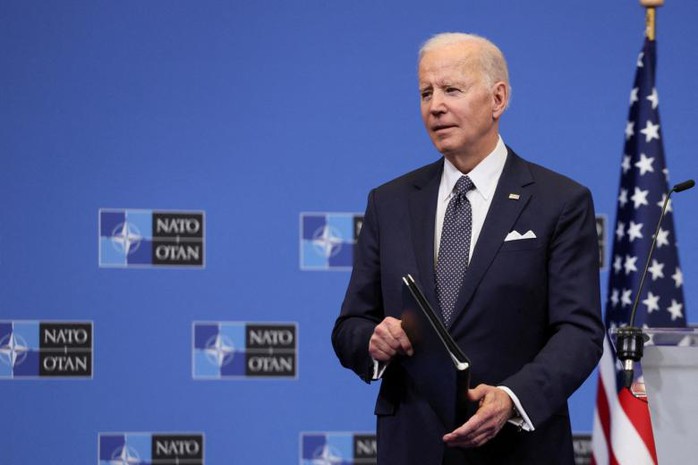 Thảo luận với NATO, Tổng thống Biden bất ngờ nhắc đến ông Trump - Ảnh 1.