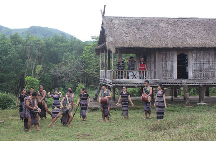 Tiếng chiêng ba mãi ngân vang - Ảnh 1.