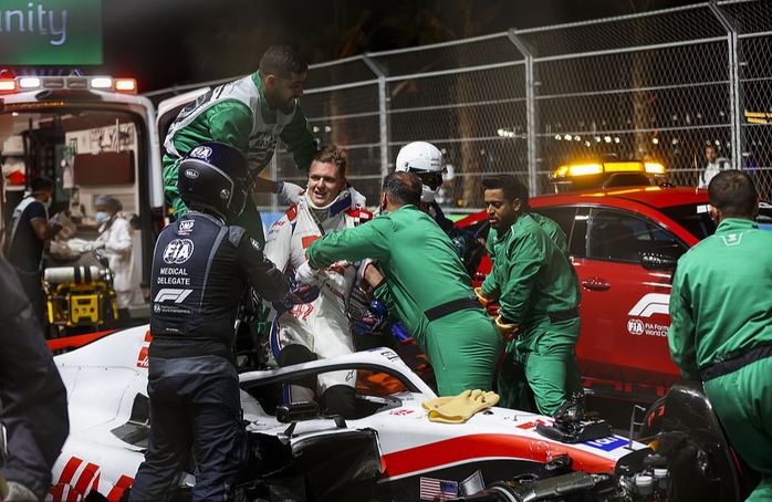Con trai huyền thoại Michael Schumacher gặp nạn trên đường đua F1 - Ảnh 3.