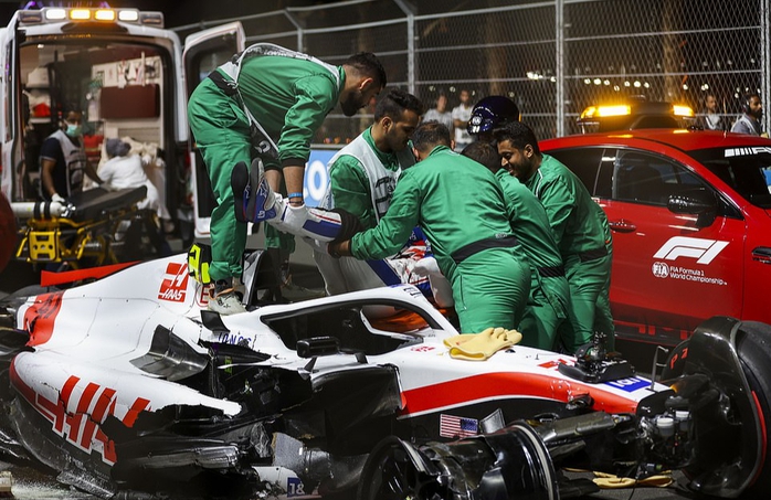 Con trai huyền thoại Michael Schumacher gặp nạn trên đường đua F1 - Ảnh 2. Con trai huyền thoại Michael Schumacher gặp nạn trên đường đua F1 - Ảnh 2.