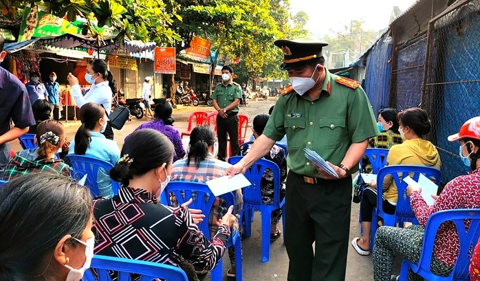 Đại tá Đinh Văn Nơi và lãnh đạo An Giang hỗ trợ 52 tiểu thương - Ảnh 2.