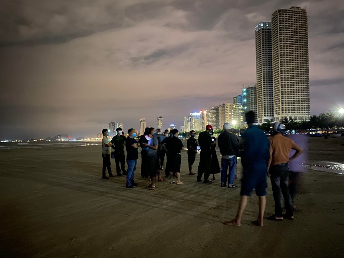 Xuyên đêm tìm kiếm nam du khách mất tích khi tắm biển Đà Nẵng - Ảnh 1.
