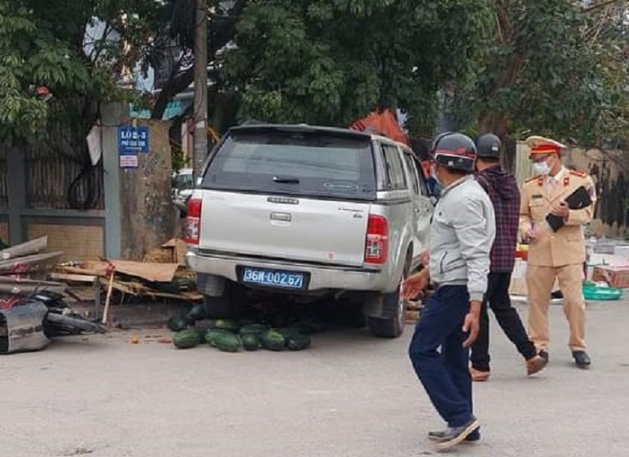 Nguyên nhân xe biển xanh lao lên vỉa hè tông chết 2 người bán trái cây - Ảnh 1.