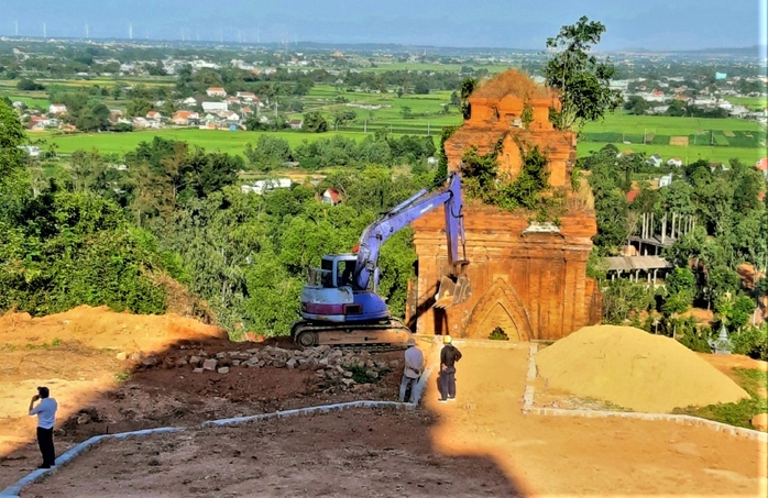 Di tích cấp Quốc gia kêu cứu khắp nơi (*): Mang cả xe vào đào múc đất chân tháp Bánh Ít - Ảnh 1.