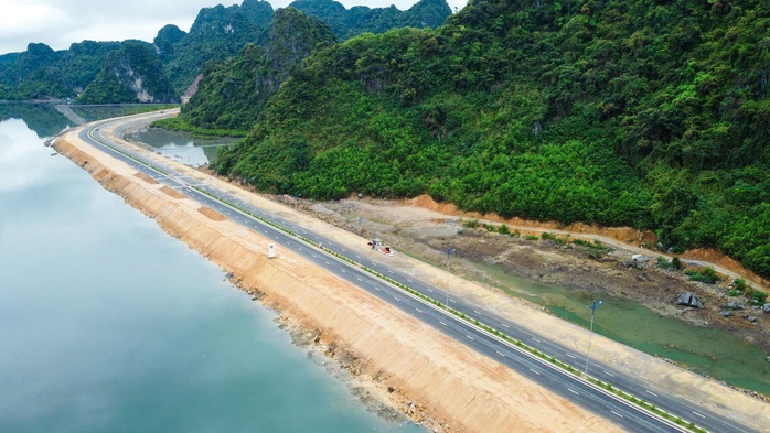 CLIP: Chiêm ngưỡng vẻ đẹp của đường ngàn tỉ bao biển xuyên núi và cầu tình yêu - Ảnh 7.