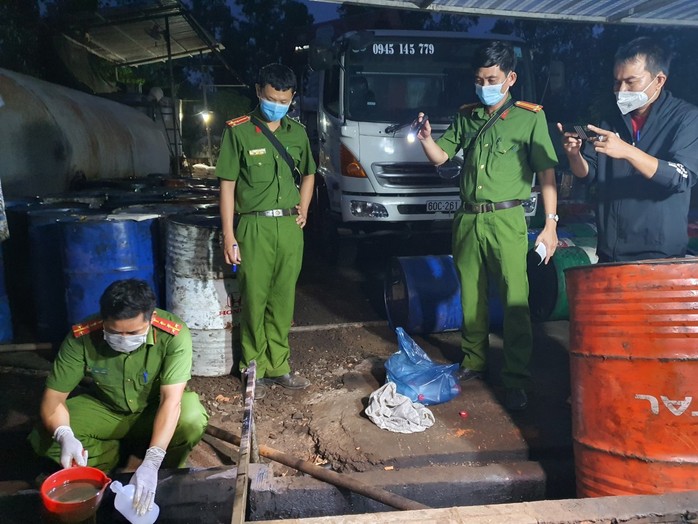 Tạm đình chỉ Bí thư và Chủ tịch xã liên quan vụ dầu giả - Ảnh 1.