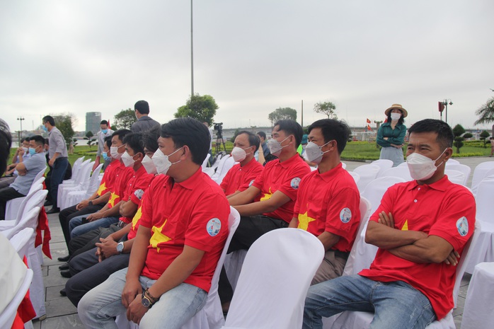 15.000 lá cờ Tổ quốc đến với ngư dân Quảng Bình, Quảng Ngãi - Ảnh 14.
