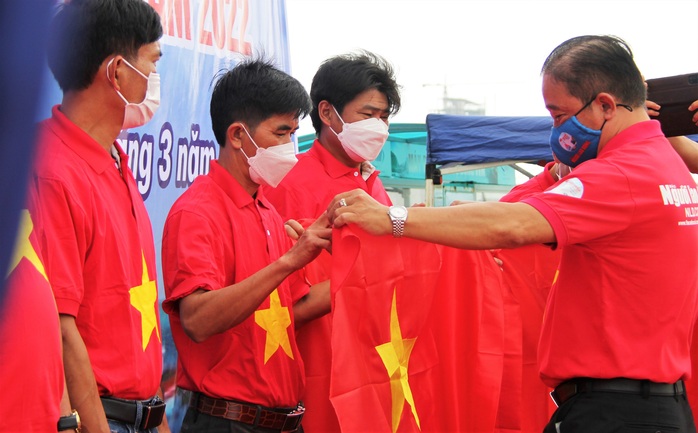 15.000 lá cờ Tổ quốc đến với ngư dân Quảng Bình, Quảng Ngãi - Ảnh 7.