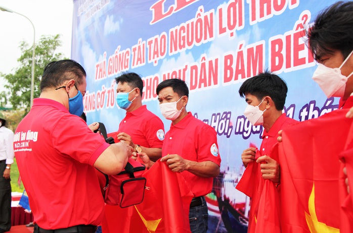 15.000 lá cờ Tổ quốc đến với ngư dân Quảng Bình, Quảng Ngãi - Ảnh 8.