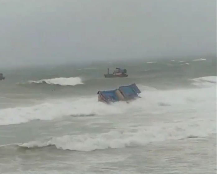 Phú Yên: Sóng lớn khiến 2 người mất tích, chìm hư hỏng hơn 50 tàu cá - Ảnh 2.