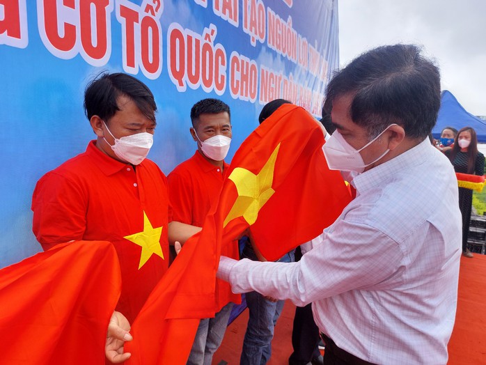 15.000 lá cờ Tổ quốc đến với ngư dân Quảng Bình, Quảng Ngãi - Ảnh 10.