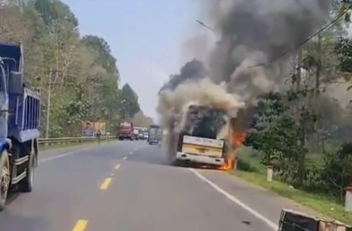 CLIP: Xe khách cháy dữ dội ở Đồng Nai, 19 người may mắn thoát nạn - Ảnh 2.