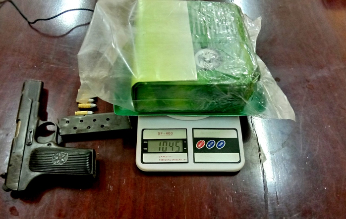 Đối tượng Nguyễn Văn Liệt mang theo súng vận chuyển 2kg chất nghi ma túy - Ảnh 1.