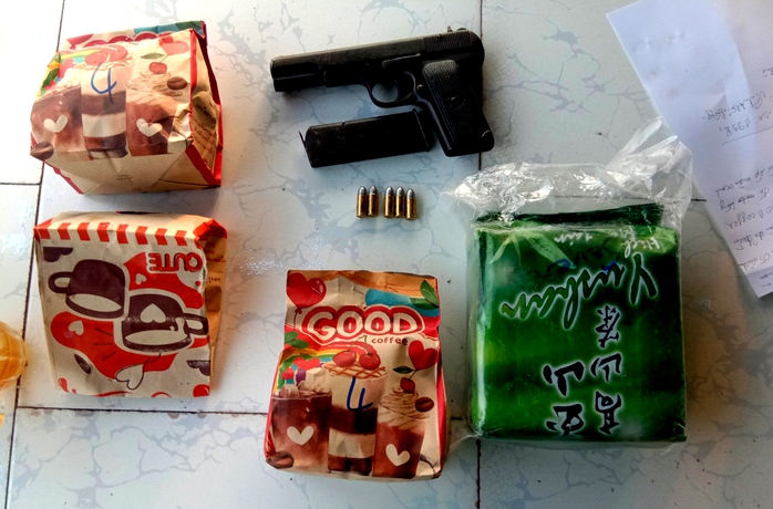 Đối tượng Nguyễn Văn Liệt mang theo súng vận chuyển 2kg chất nghi ma túy - Ảnh 3.