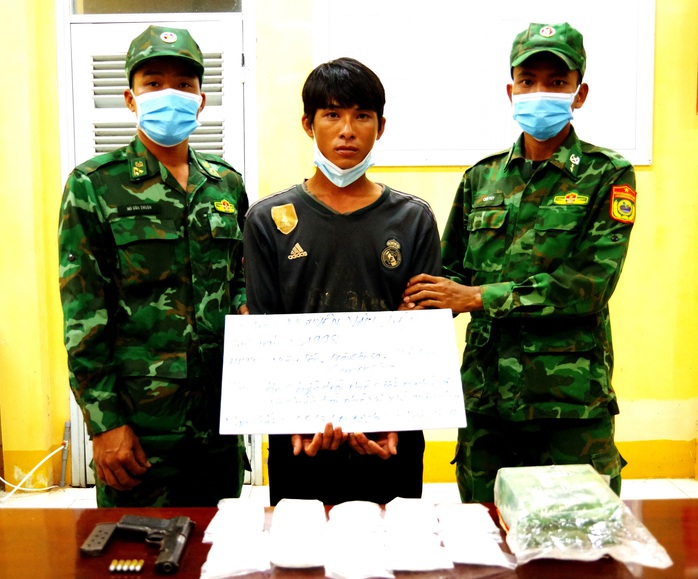 Đối tượng Nguyễn Văn Liệt mang theo súng vận chuyển 2kg chất nghi ma túy - Ảnh 6.