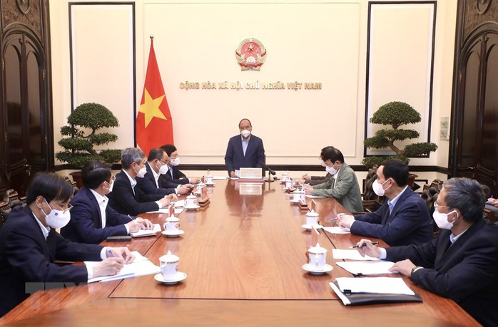 Chủ tịch nước Nguyễn Xuân Phúc chủ trì họp về việc đưa người Việt từ Ukraine về nước - Ảnh 1.