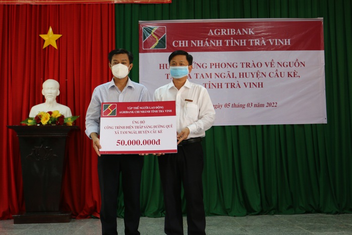 Agribank Trà Vinh dâng hương nữ anh hùng liệt sĩ Nguyễn Thị Út dịp 8-3 - Ảnh 7.