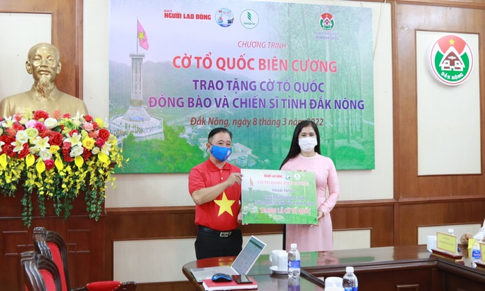 Trao tặng 10.000 lá cờ Tổ quốc cho đồng bào, chiến sĩ tỉnh Đắk Nông - Ảnh 2.