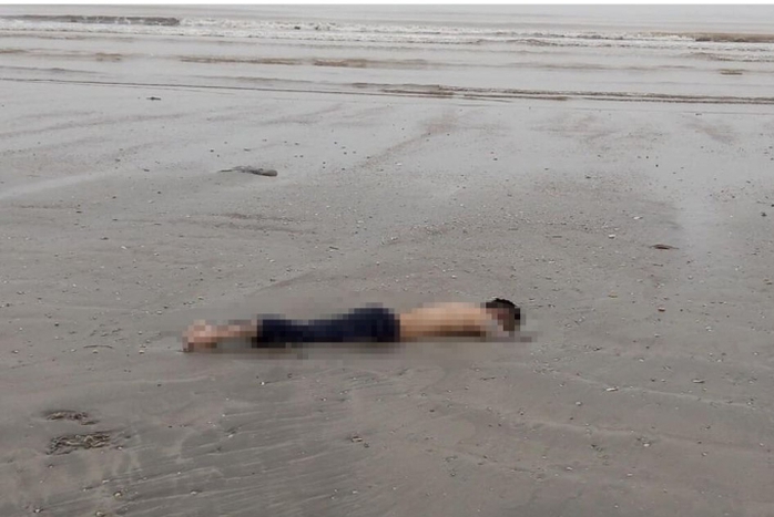 Phát hiện thi thể nam thanh niên có nhiều hình săm trên bãi biển - Ảnh 1.