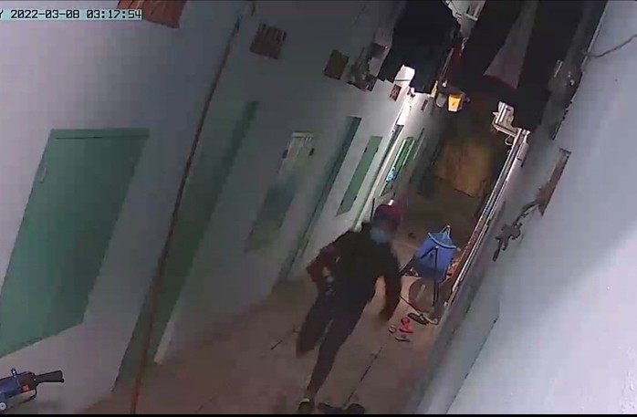 CLIP: Ngủ quên khóa cửa phòng trọ, đôi vợ chồng bị trộm cuỗm mất vàng và tiền dành dụm - Ảnh 2. CLIP: Ngủ quên khóa cửa phòng trọ, đôi vợ chồng bị trộm cuỗm mất vàng và tiền dành dụm - Ảnh 2.