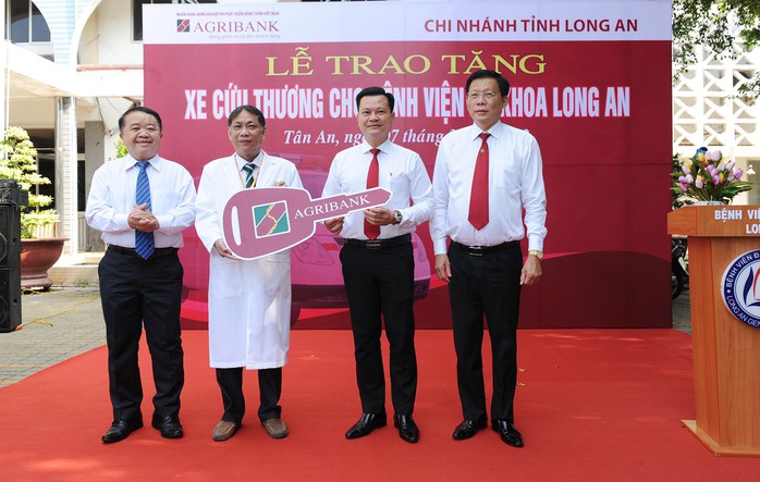 Agribank Long An tặng xe cứu thương chất lượng cao cho bệnh viện tỉnh - Ảnh 1.