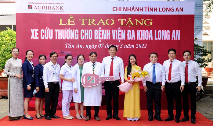 Agribank Long An tặng xe cứu thương chất lượng cao cho bệnh viện tỉnh - Ảnh 5.