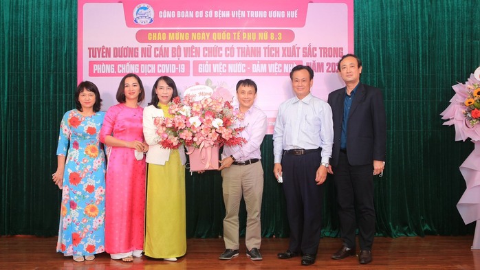 Tôn vinh “nữ chiến sĩ áo blouse trắng” - Ảnh 2.