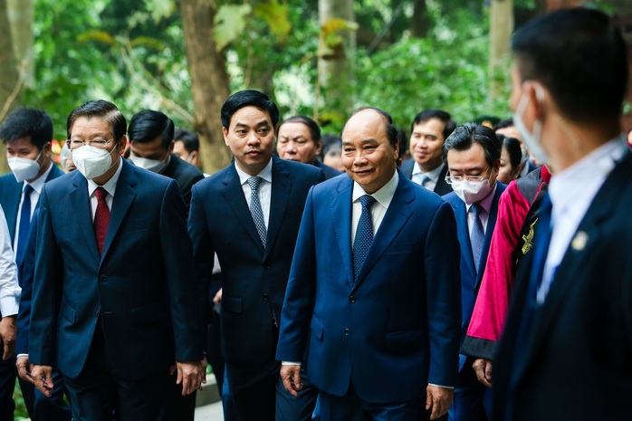 CLIP: Chủ tịch nước Nguyễn Xuân Phúc dâng hương tại Đền Hùng ngày Giỗ Tổ Hùng Vương - Ảnh 3.
