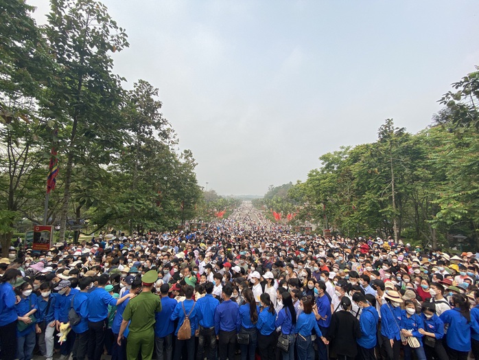 CLIP: Hàng trăm ngàn người dân đổ về Đền Hùng - Ảnh 7.