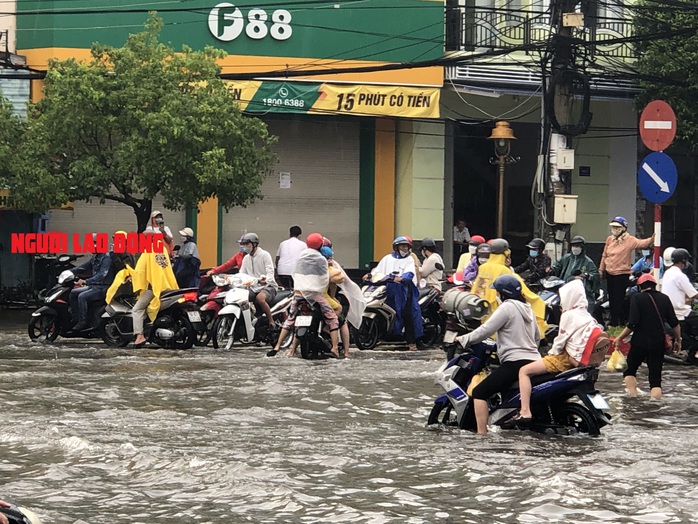 CLIP: Mưa cực lớn, đường phố Bạc Liêu chìm trong biển nước - Ảnh 4.