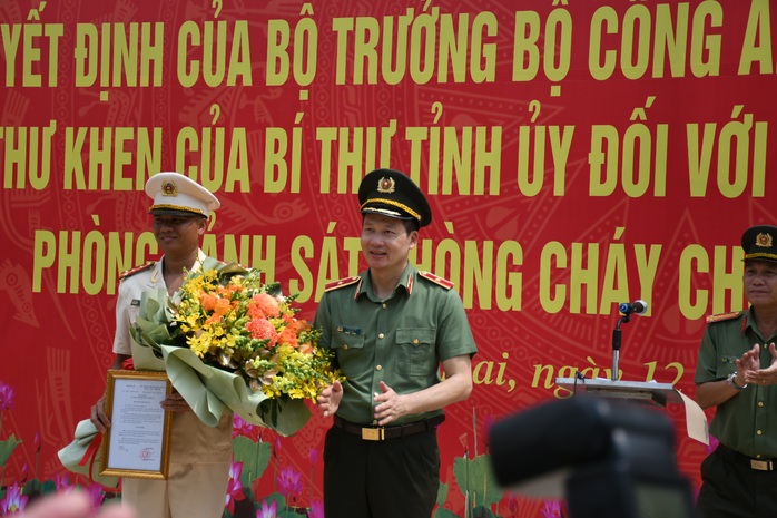 Công bố quyết định thăng quân hàm vượt cấp cho người hùng cứu nhiều người đuối nước - Ảnh 6.