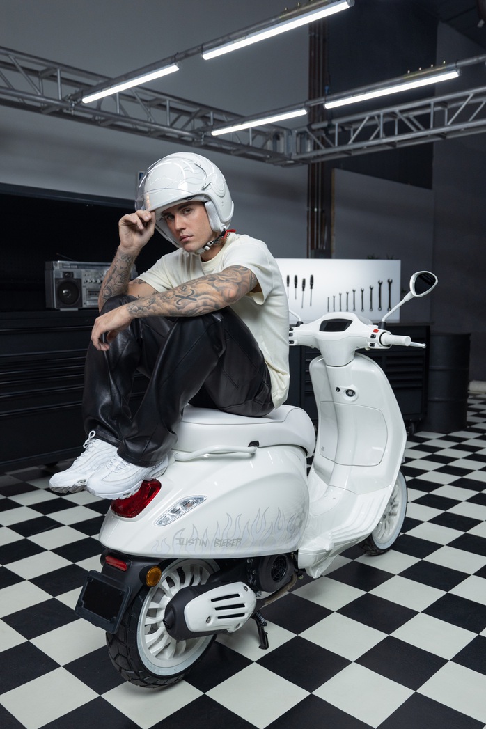 Vespa hợp tác làm xe máy cùng ngôi sao Justin Bieber - Ảnh 1.