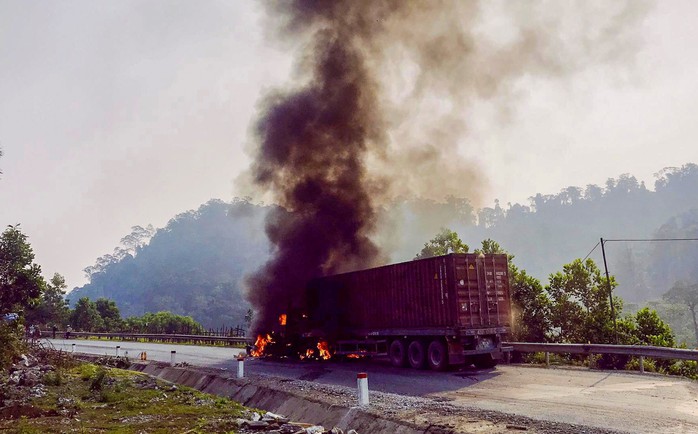 Xe container cháy ngùn ngụt trên đường  - Ảnh 2.