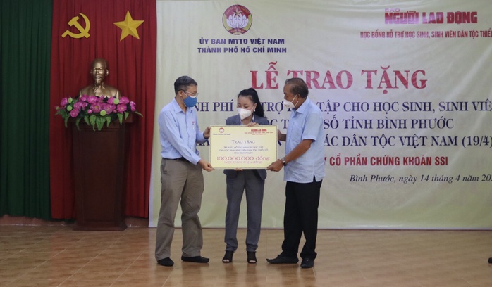 50 suất học bổng đến với học sinh dân tộc thiểu số vùng biên giới Bình Phước - Ảnh 2.