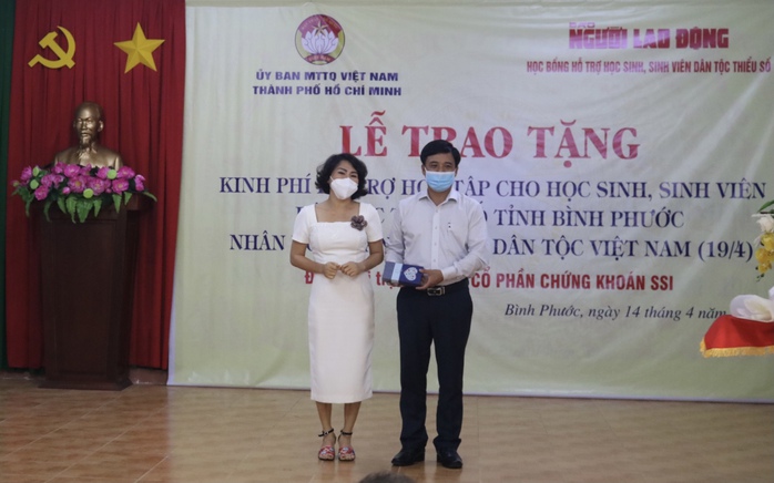 50 suất học bổng đến với học sinh dân tộc thiểu số vùng biên giới Bình Phước - Ảnh 7.