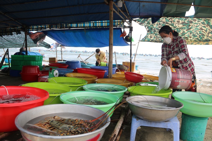 Kiểm tra thông tin du khách tố cân thiếu khi mua hải sản tại Mũi Né - Ảnh 1.